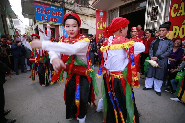 
Từng đôi múa dập dìu tình tứ theo tiếng trống, thanh la, chiêng rộn rã, lúc xoay tròn, có lúc dựa lưng hay úp mặt và ngực vào nhau rất hóm hỉnh
