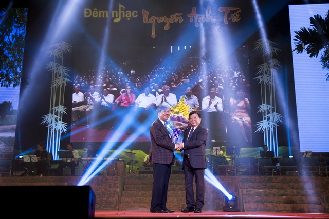 
Nhạc sĩ Đỗ Hồng Quân tặng hoa chúc mừng GS.TS Nguyễn Anh Trí (bên trái) trong “Đêm nhạc Nguyễn Anh Trí”. Ảnh: TL
