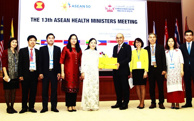 
Bộ trưởng Nguyễn Thị Kim Tiến gặp gỡ Bộ trưởng Bộ Y tế Brunei
