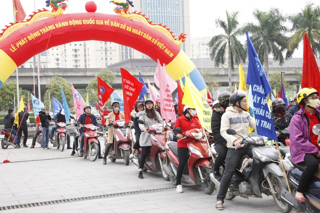 
Diễu hành hưởng ứng Tháng Hành động Quốc gia về Dân số và Ngày Dân số Việt Nam 26/12.     Ảnh: Chí Cường
