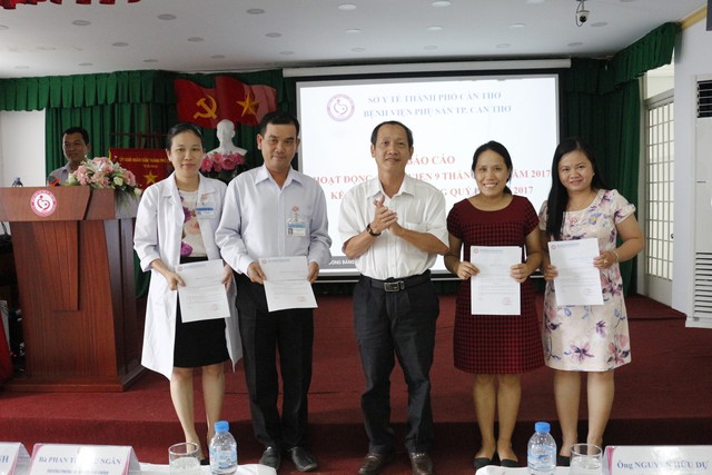 
BS. CKII. Nguyễn Hữu Dự - Giám đốc Bệnh viện Phụ sản thành phố Cần Thơ trao thưởng cho tập thể các khoa, phòng có thành tích hoạt động xuất sắc.
