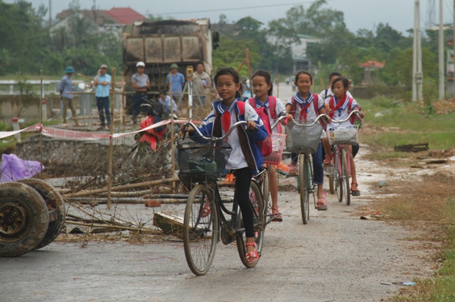 
Nhiều em học sinh vẫn đi trên đoạn đường này để đến trường.
