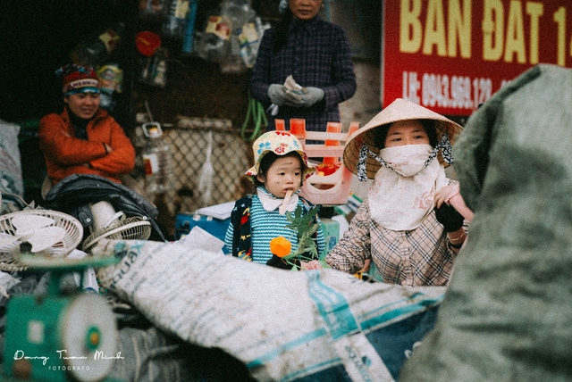 
Nơi thực hiện bộ ảnh là khu vực hàng ngày có nhiều phụ nữ buôn bán đồng nát ở phố Ga
