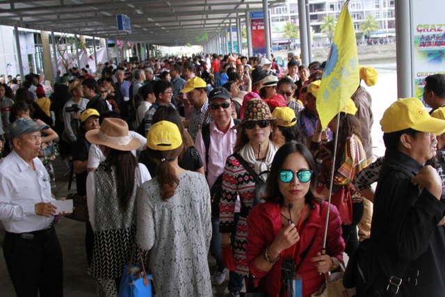 
Lượng khách Trung Quốc ngày càng đông có mặt ở TP Hạ Long. Ảnh: Đ.Hiếu
