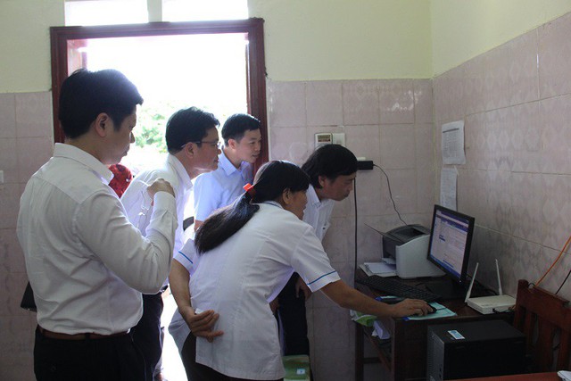 
Thứ trưởng thăm quan mô hình chăm sóc sức khỏe tại trạm y tế xã Đồng Thịnh, huyện Yên Lập

