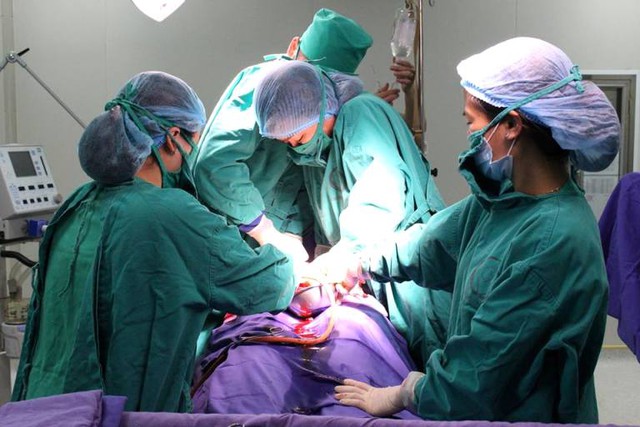 
Ca mổ cứu sống sản phụ Sắn tại Bệnh viện Sản Nhi Quảng Ninh. Ảnh: Đ.Tuỳ
