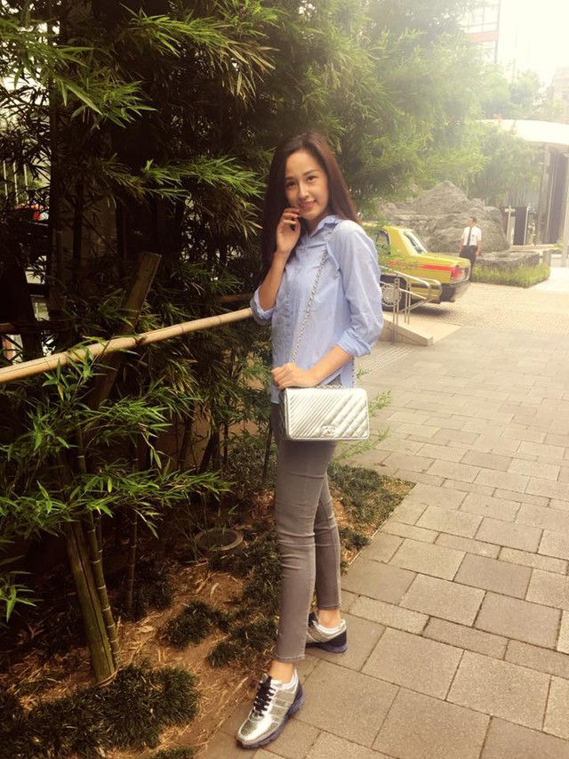 Trong một bức ảnh trên trang cá nhân, Mai Phương Thúy tạo dáng với gương mặt mộc, diện trang phục đơn giản, khác xa so với vẻ lộng lẫy khi xuất hiện trên sân khấu. Tuy nhiên, điều đáng chú ý hơn cả chính là gương mặt của Hoa hậu Việt Nam 2006 đã có nhiều dấu vết thời gian.