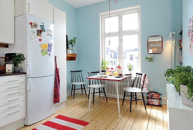 Làm dịu cảm giác nóng bức từ lửa khỏi phòng bếp với sắc xanh dịu mát kết hợp với tủ bếp hay khung cửa màu trắng sẽ không phải là một ý tưởng tồi.