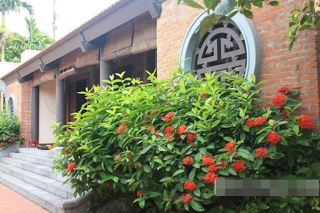 
Ngôi nhà 5 gian của Xuân Hinh được thiết kế đối xứng với nhiều nguyên liệu gỗ quý.

