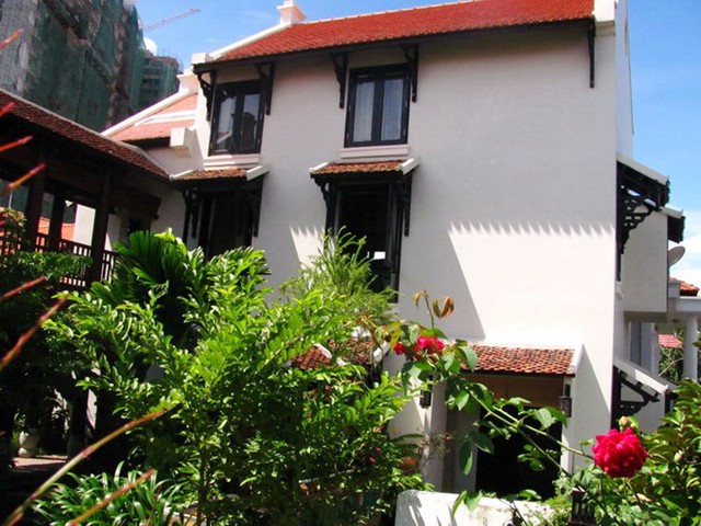 Những ô cửa sổ có mái ngói đặc trưng cho những căn nhà Hà Nội là hoài niệm không thể thiếu ở nơi Hồng Nhung ở.