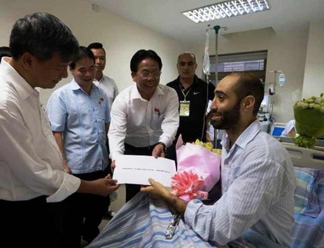 Đại diện Hội Hữu nghị Việt Nam – Azecbaijan thăm, động viên và trao quà cho bệnh nhân Eldaniz. Ảnh: Viện HHTMTW.