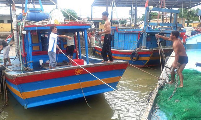 
Tàu thuyền được ngư dân chằng chéo ở cảng cá Diễn Châu, Nghệ An. Ảnh: Vietnamnet

