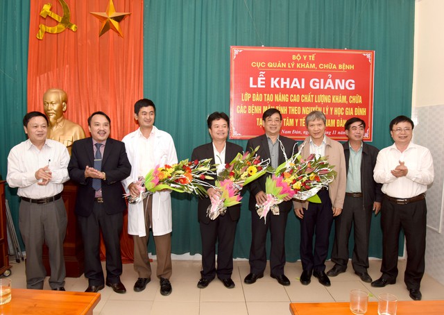 
Bí thư huyện uỷ Nam Đàn Bùi Đình Long (ngoài cùng bên phải) và Sở Y tế tặng hoa lãnh đạo Bộ Y tế cùng y, bác sĩ
