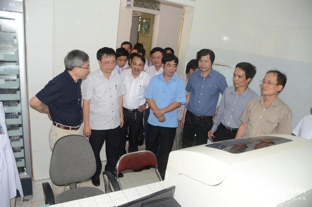 
Đoàn công tác Bệnh viện Bạch Mai khảo sát tại Trung tâm Y tế huyện Nam Đàn. Ảnh: Báo Nghệ An.
