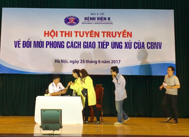 Một hoạt cảnh bác sĩ bệnh viện K bị người nhà bệnh nhân vây khi cố gửi phong bì cảm ơn cho bác sĩ.