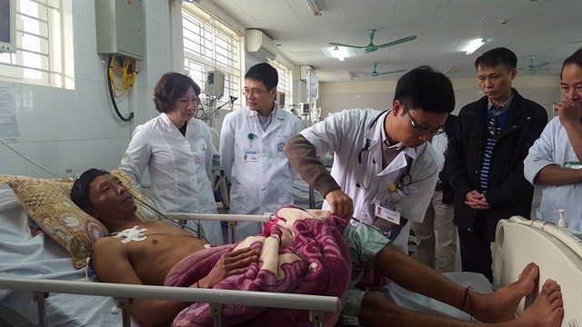 
Các bác sĩ Bệnh viện Bạch Mai kiểm tra tình trạng sức khỏe của các bệnh nhân vụ ngộ độc ở Lai Châu. Ảnh: T.Hiếu
