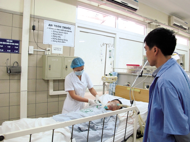 Một ca bị ngộ độc rượu đang điều trị tại Trung tâm Chống độc, Bệnh viện Bạch Mai. Ảnh: Thái Bình