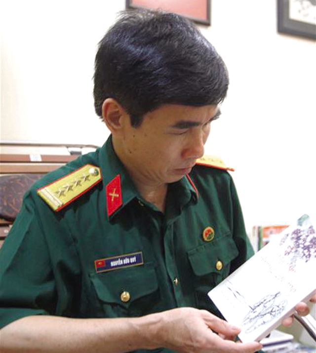 
Nhà thơ Nguyễn Hữu Quý đang đọc lại cuốn trường ca “Hạ thủy những giấc mơ” do ông sáng tác, trong đó có một chương viết riêng về Trường Sa.
