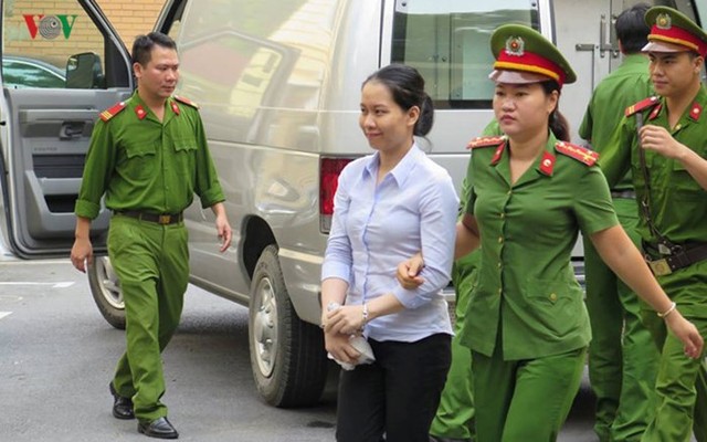 
Bị cáo Nguyễn Minh Thu được dẫn giải đến phòng xử án (ảnh tư liệu)
