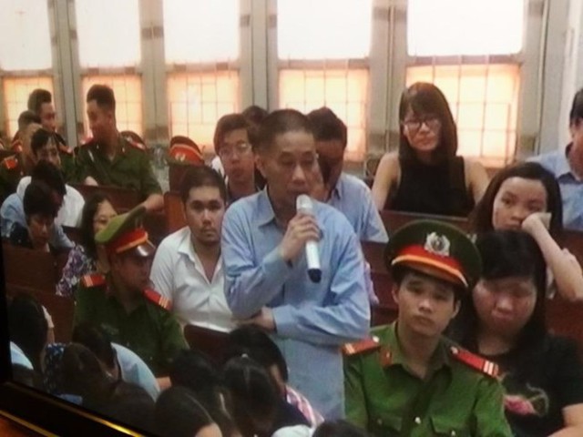 
Ninh Văn Quỳnh khai trước tòa.
