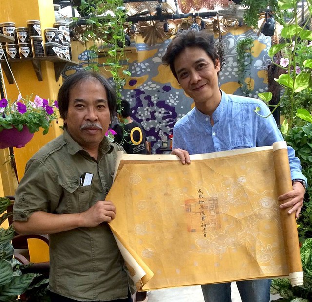 Anh Nguyễn Đức Nhân trao tặng một số đạo sắc phong cho đại diện nhóm “nhân sĩ Hà Đông”.