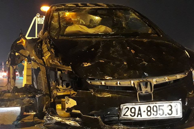 
Xe ô tô gây tai nạn liên hoàn trên phố Nguyễn Khánh Toàn. Ảnh: V.Sĩ
