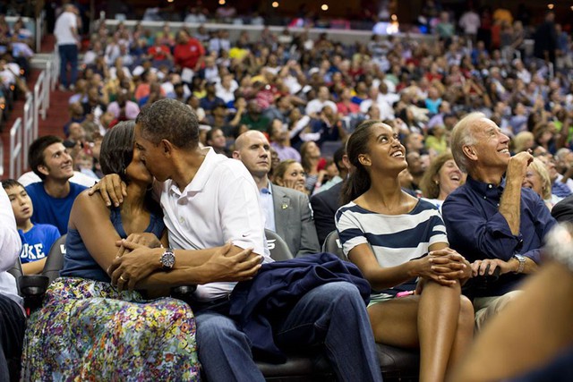 Trong trận bóng rổ giữa tuyển Mỹ và tuyển Brazil, ông Obama trao cho bà Michelle một nụ hôn nồng thắm khi Kiss Cam quay tới vị trí của hai người. Ông Obama không ngần ngại thể hiện tình cảm với vợ mình dù là ở bất kỳ đâu.