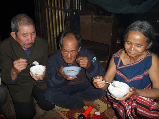 Ông Quách Trọng Hoan (bên trái) trong một lần đến thăm bà En và ông Kheo.