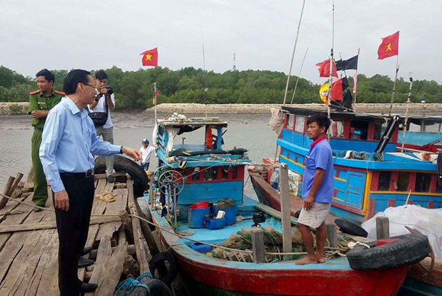 Ông Lê Thanh Liêm kiểm tra công tác neo đậu tàu thuyền, hỏi thăm ngư dân huyện Cần Giờ.
