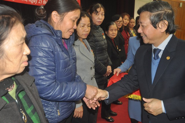 
PGS.TS Hoàng Đức Hạnh - Phó Giám đốc Sở Y tế Hà Nội trao kỷ niệm chương cho các cá nhân có thành tích xuất sắc trong công tác dân số
