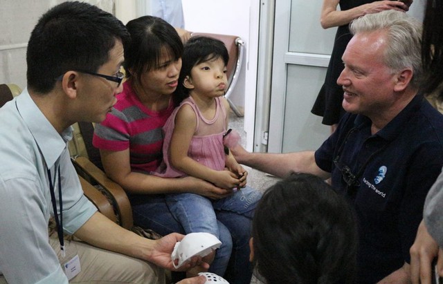 
Bé Trần Vân Khánh, SN 2012, ở TP HCM bị hội chứng Apert, tật dính khớp sọ sớm, sau khi các bác sĩ hội chẩn, dự kiến bé Khánh sẽ được phẫu thuật vào sáng 24/4.
