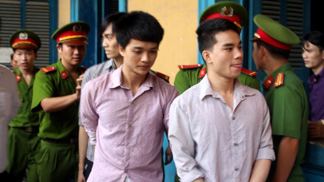 
Ba bị cáo về trại giam sau phiên tòa
