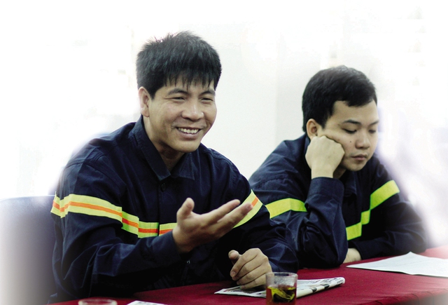 Chiến sĩ Nguyễn Văn Quang (bên trái). Ảnh: T.G