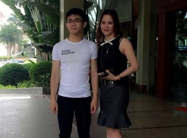 
Chị Kim Anh (tay phải) cùng con trai sau khi nhận được ví đánh mất. Ảnh: Infonet.
