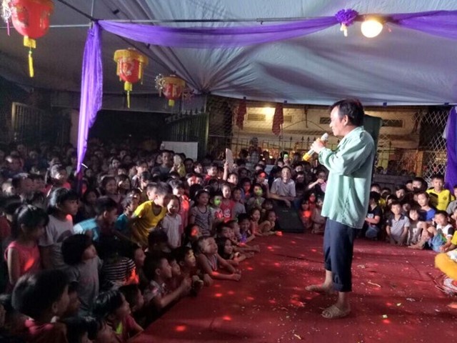 
Khán giả địa phương quây kín sân khấu xem Quang Tèo biểu diễn. Ảnh: NVCC.

