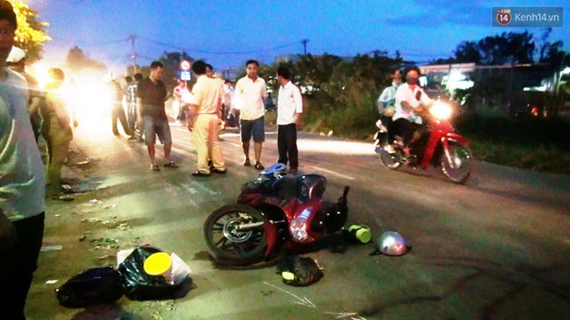 Xe m&aacute;y của nạn nh&acirc;n nằm dưới đường sau vụ va chạm