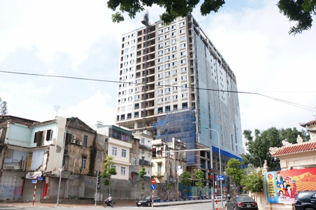 Phần sai ph&eacute;p của t&ograve;a nh&agrave; 8B L&ecirc; Trực đ&atilde; bị dỡ bỏ