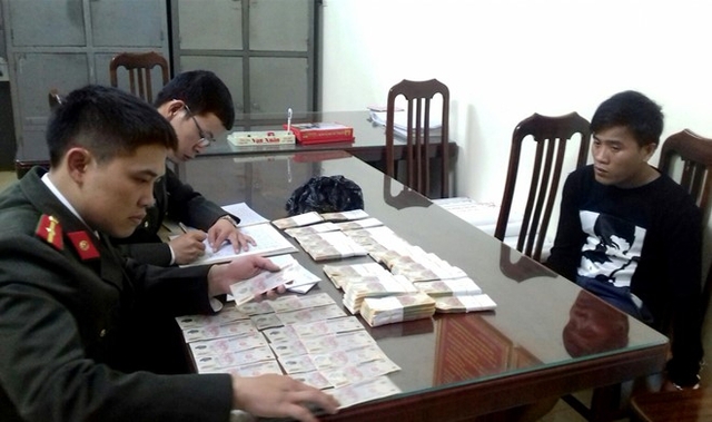 Phạm Thanh Khi&ecirc;m bị bắt c&ugrave;ng hơn 400 triệu đồng tiền giả. Ảnh: T.N.