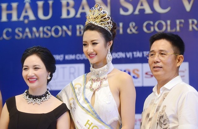 
Thu Ngân chụp ảnh cùng mẹ và bố dượng sau khi đăng quang Hoa hậu Bản sắc Việt. Ảnh: Anh Tuấn.
