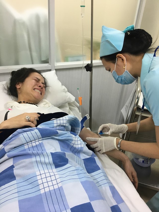 
Nhật Kim Anh nằm điều trị tại bệnh viện.
