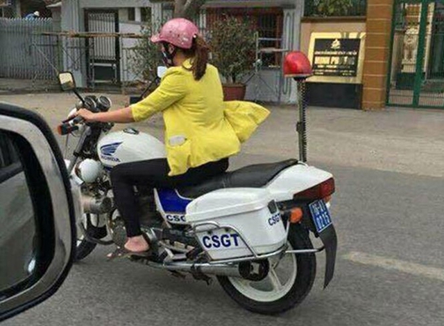 Mạng xã hội lan truyền hình ảnh một phụ nữ điều khiển chiếc mô tô nghiệp vụ gắn logo CSGT ẢNH: MẠNG XÃ HỘI