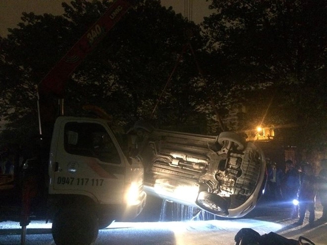Khoảng 23h lực lượng cứu hộ cẩu xe ra khỏi hiện trường. Ảnh: Ho&agrave;ng Cư.