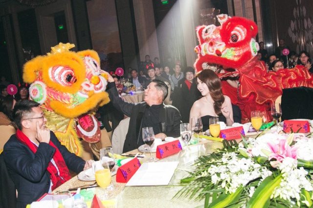 
​Cả buổi tất niên sang trọng ở Thượng Hải, Ngọc Trinh được giới thiệu ra mắt toàn bộ cán bộ công nhân viên trong công ty của người tình....
