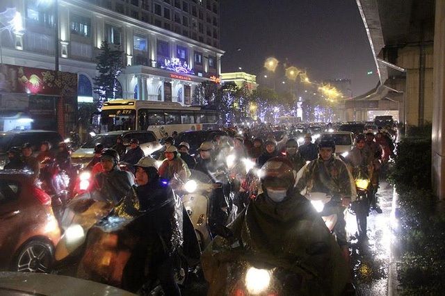 
3 ng&agrave;y nay, H&agrave; Nội chịu cảnh mưa gi&oacute;, tắc đường

