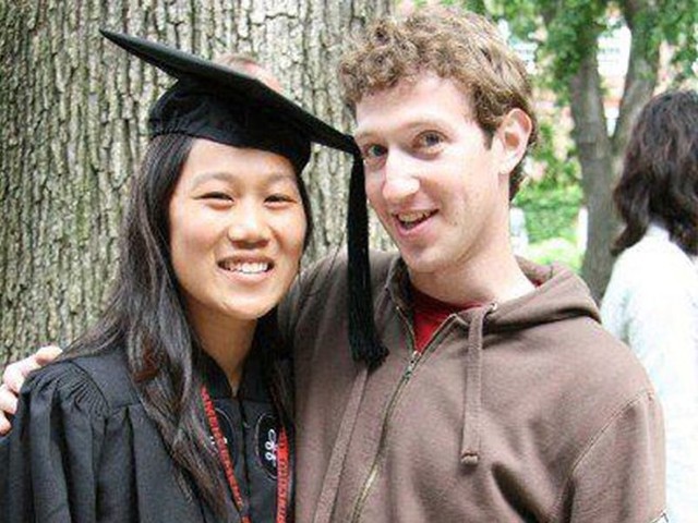 Mark đến chúc mừng bạn gái nhân ngày tốt nghiệp đại học Harvard vào năm 2007.