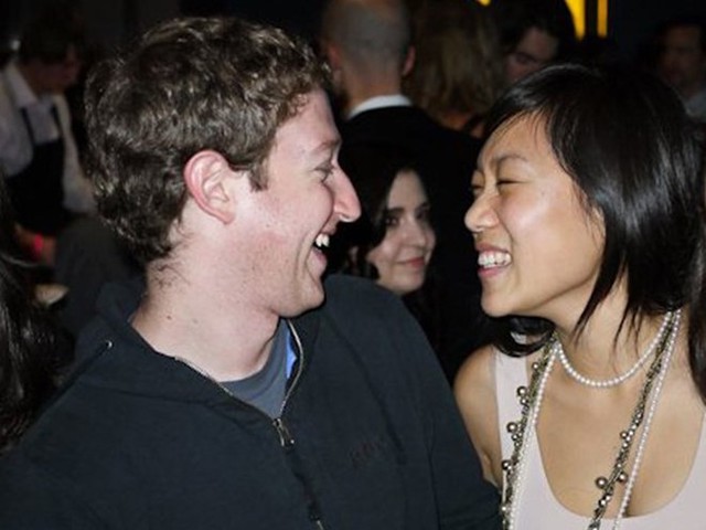 Zuckerberg và Chan trong một buổi tiệc.