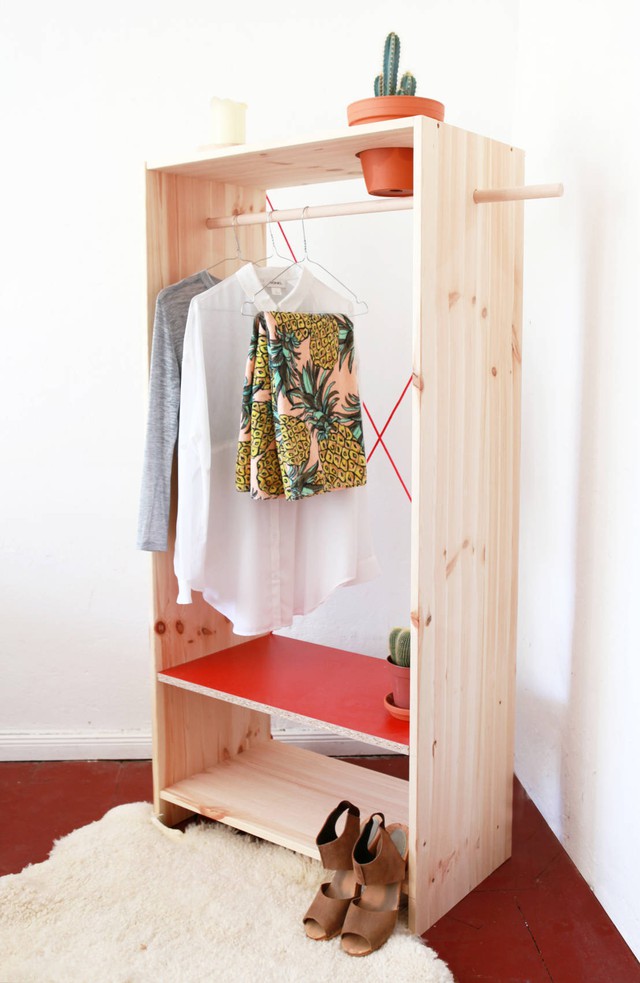 1. Thiết kế tủ gỗ đơn giản nhưng có công dụng treo quần áo, đựng giày và bày chậu cây trang trí. Diện tích của thiết kế nhỏ, gọn gàng mà lại có hiệu quả sử dụng cao.