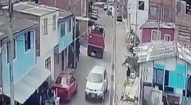 
Hình ảnh chiếc xe SUV màu xám phóng đi trên đường phố sau khi bé gái bị bắt cóc.
