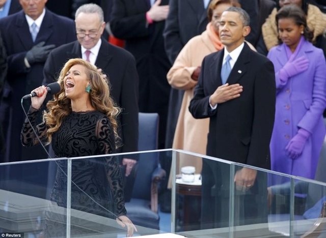 
Nữ ca sĩ Beyonce hát quốc ca trong lễ nhậm chức của Tổng thống Obama năm 2013. Ảnh: Reuters.
