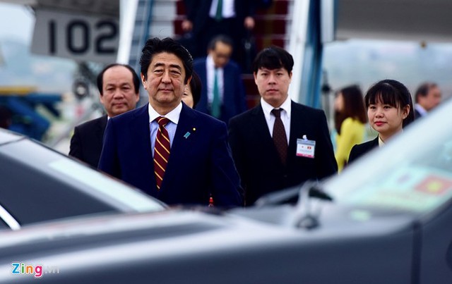 
Thủ tướng Nhật bản Shinzo Abe đặt chân xuống sân bay Nội Bài, Hà Nội chiều 16/1.
